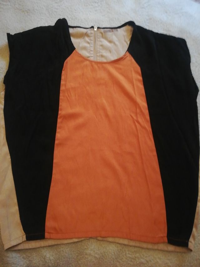 Camiseta negra y naranja.