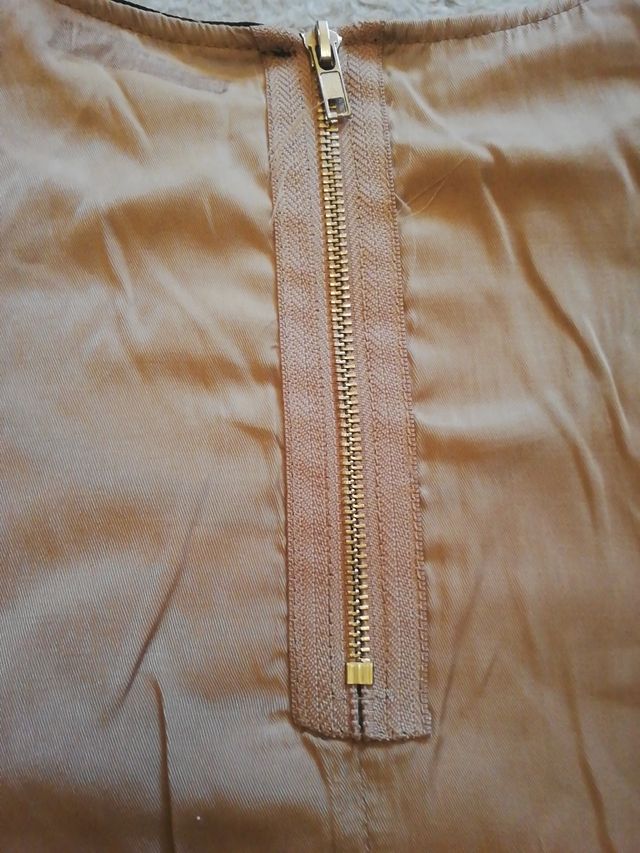 Camiseta negra y naranja.