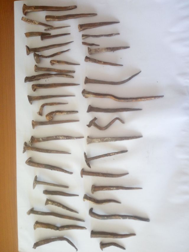 Clavos antiguos de hierro de forja para madera.