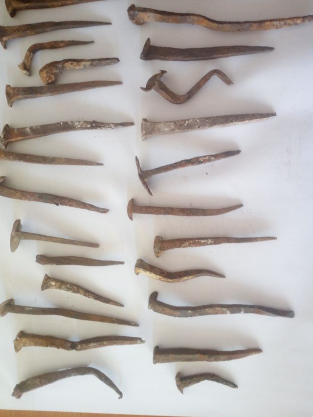 Clavos antiguos de hierro de forja para madera.