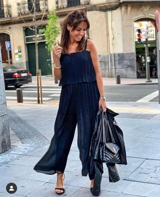 Buzo mono negro plisado Zara ideal regalo de segunda mano por 19,95 EUR en  Bilbao en WALLAPOP