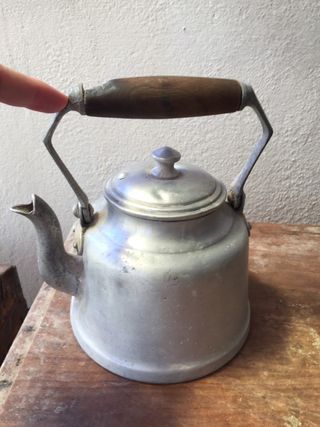 Tetera o cafetera antigua con asa de madera de segunda mano por 10 EUR en  Estepa en WALLAPOP