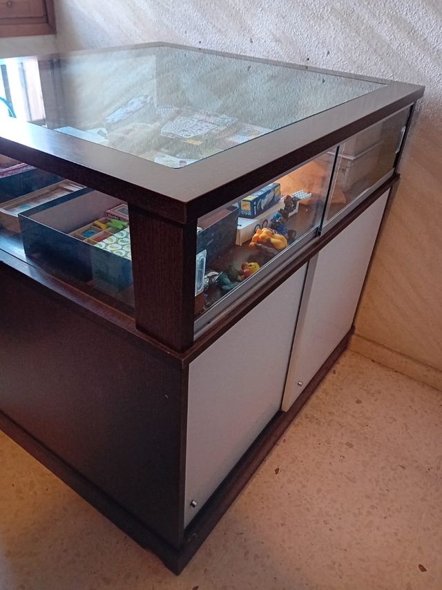 Mueble expositor vitrina y almacenaje