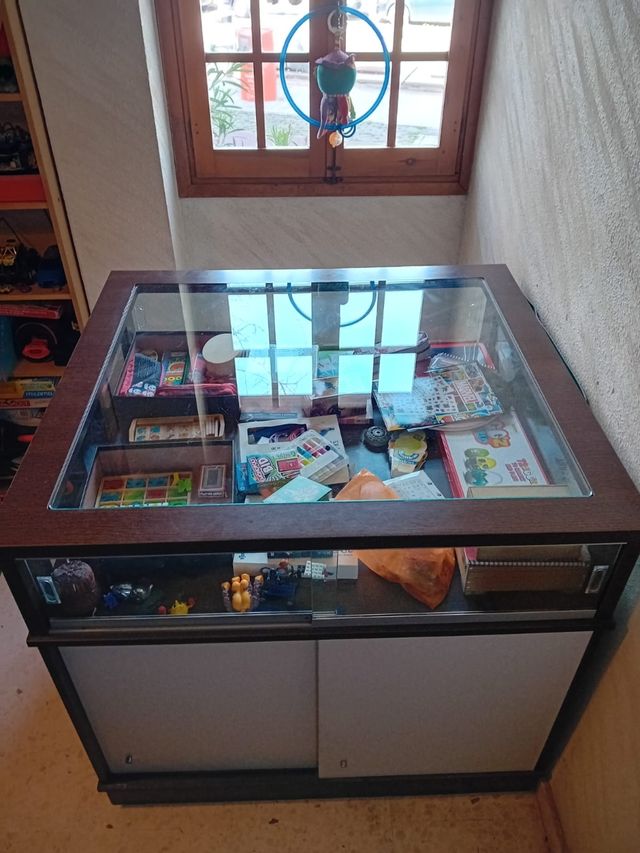 Mueble expositor vitrina y almacenaje