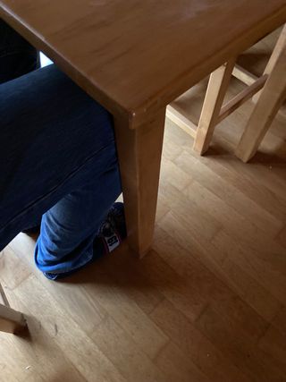 Mesa y dos sillas para niñas/os