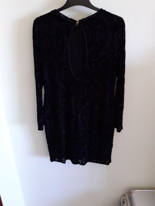 Vestido negro detalle estampado.