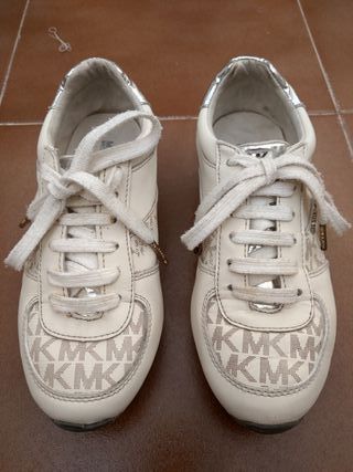 Zapatillas niña talla 34. Michael Kors de segunda mano por 13 EUR en  Torremolinos en WALLAPOP