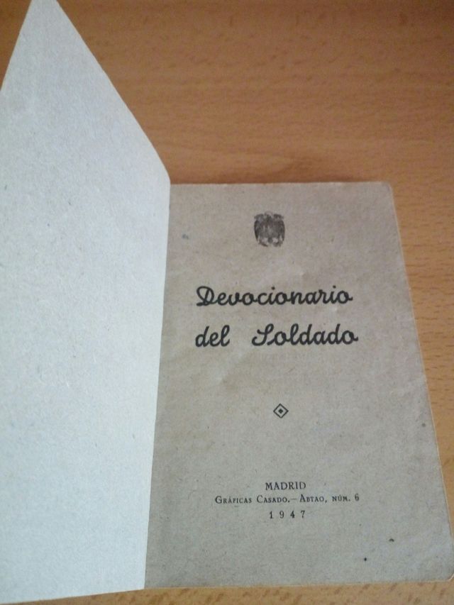 Libro antiguo Devocionario del soldado.