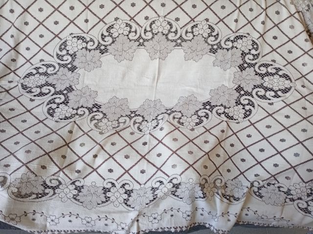 Mantelería 260x140 y 12 servilletas a juego