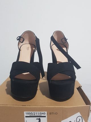 Zapatos Tacón Negros - Pull\u0026amp;Bear NUEVOS de segunda mano por 7 EUR en  Puente Genil en WALLAPOP