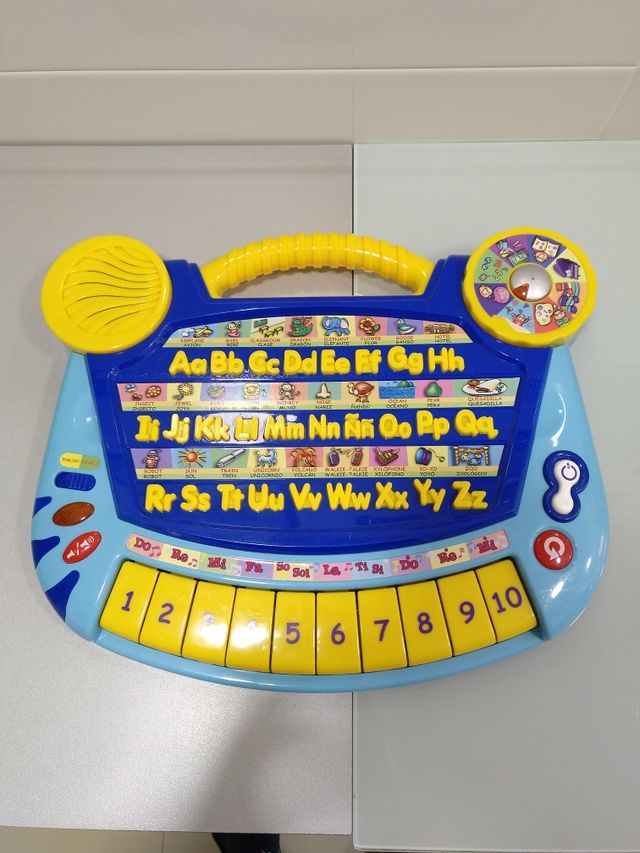 Teclado letras, números y notas musicales