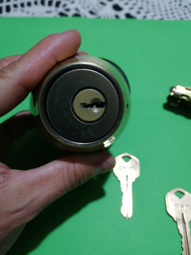 Cerradura de puerta con su juego de llaves...Nuevo