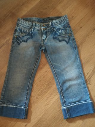 Pantalón pirata Levi\\'S de segunda mano por 6 EUR en Utebo en WALLAPOP