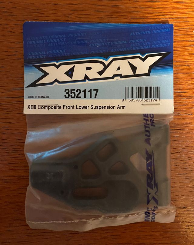 XRAY 352120 XB8 2015-17  brazo inferior suspensión
