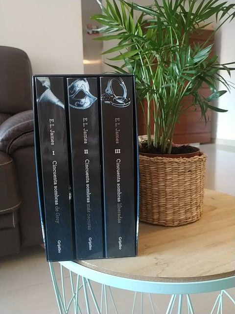 LIBROS CINCUENTA SOMBRAS DE GREY