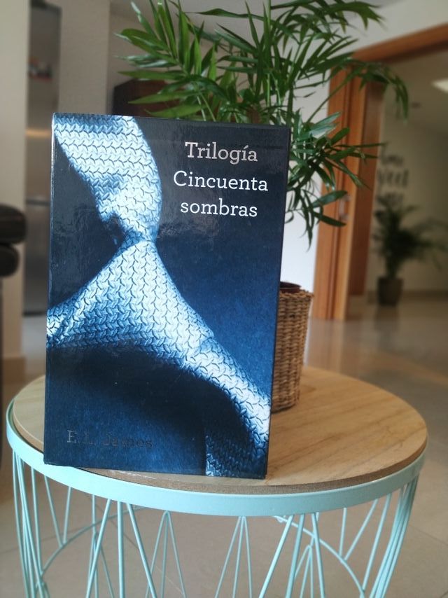 LIBROS CINCUENTA SOMBRAS DE GREY