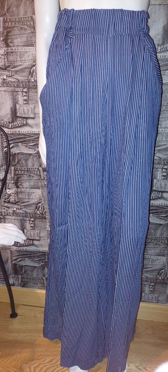 Pantalón muy amplio de rayas