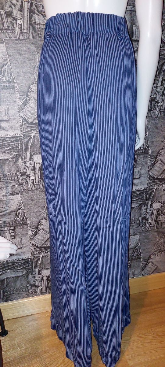 Pantalón muy amplio de rayas