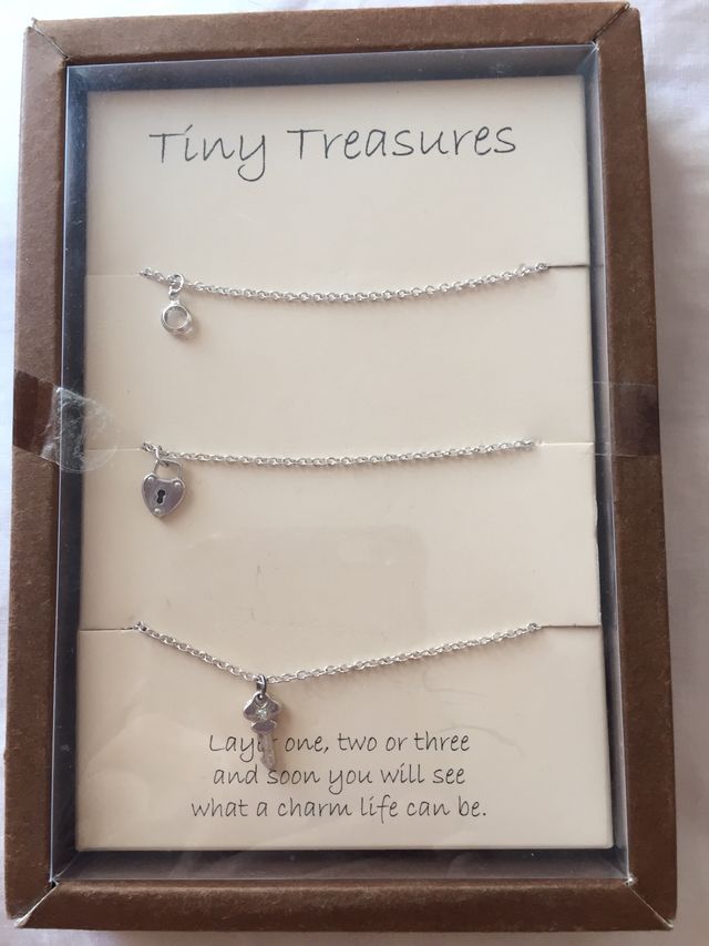 3 collares con colgantes, nuevos