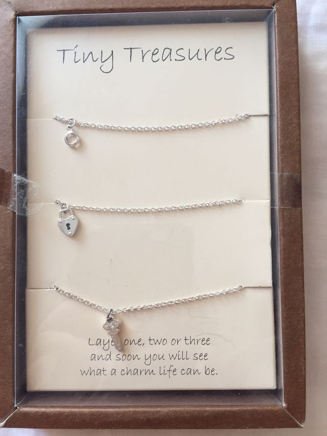 3 collares con colgantes, nuevos