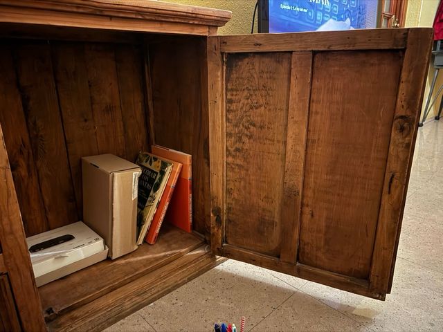 Aparador estilo mejicano .