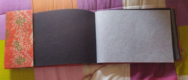 Álbum de fotos con papel de seda.