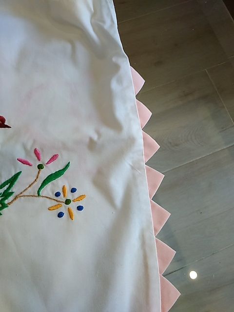 Bolsa de tela hecha a mano y bordada.
