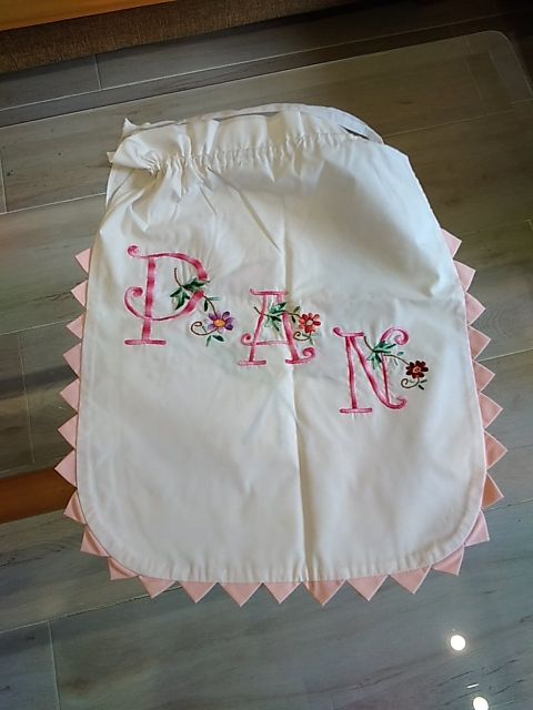 Bolsa de tela hecha a mano y bordada.