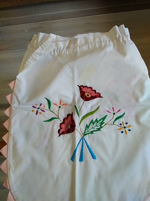 Bolsa de tela hecha a mano y bordada.