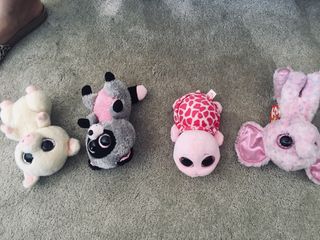 muñecos de peluche con ojos saltones