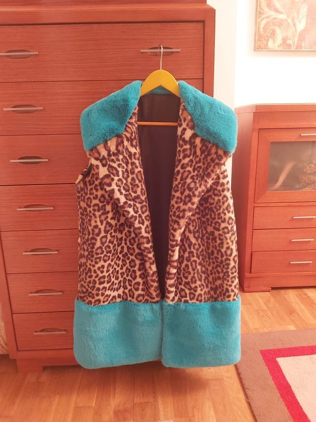 Chaleco leopardo con toques turquesa.