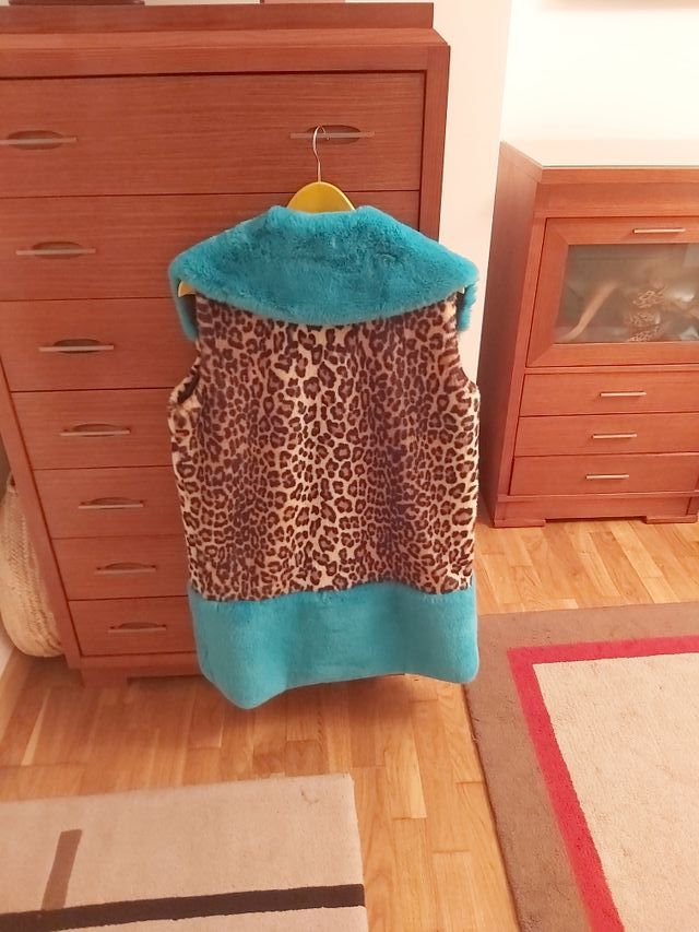 Chaleco leopardo con toques turquesa.