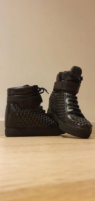 Botas Prada. Zapatos chica. Talla 38.5 de segunda mano por 110 EUR en  Barcelona en WALLAPOP