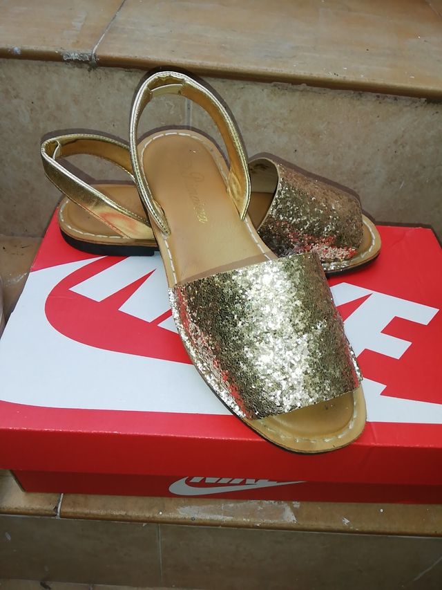 Sandalias doradas y pupurina N° 36