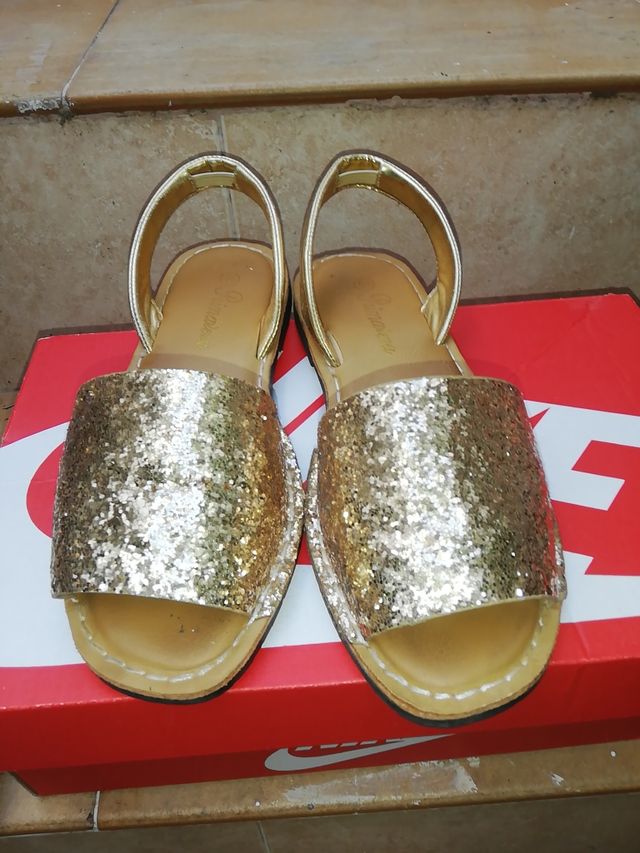 Sandalias doradas y pupurina N° 36