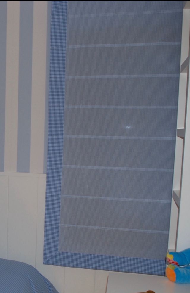 Estores de rayas y remate azul con cuadros.
