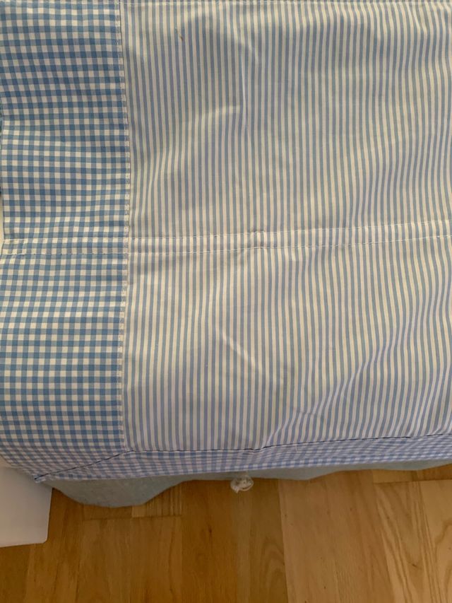 Estores de rayas y remate azul con cuadros.