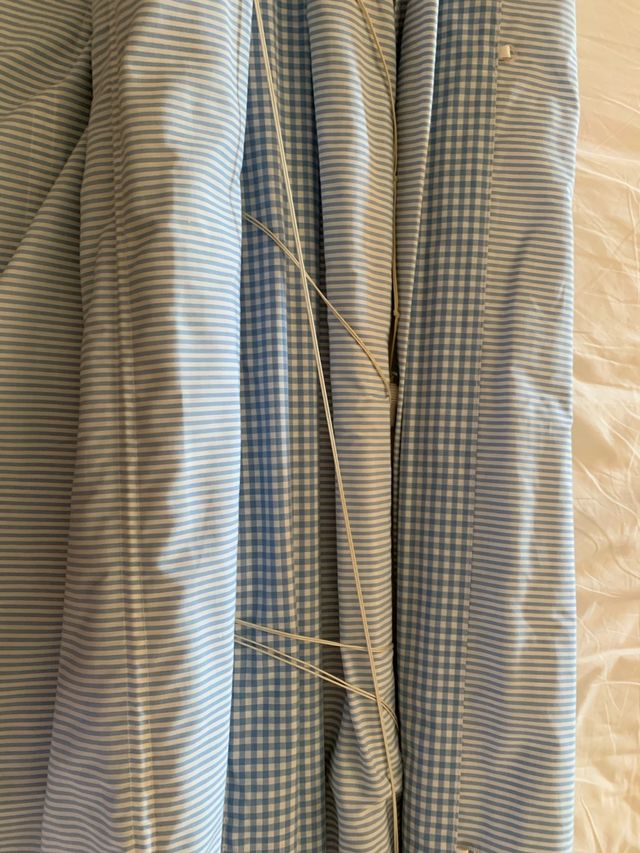 Estores de rayas y remate azul con cuadros.