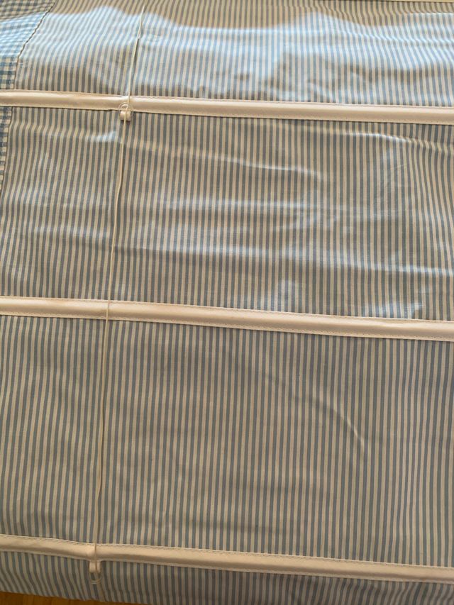 Estores de rayas y remate azul con cuadros.