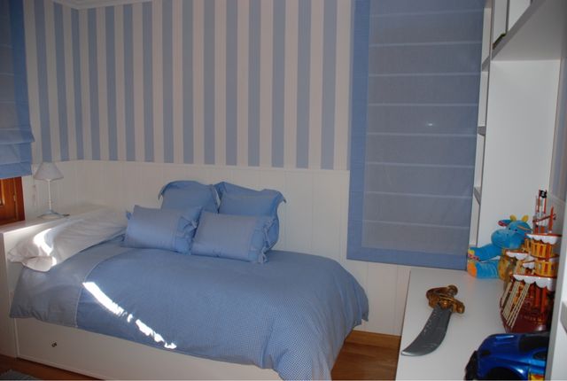 Estores de rayas y remate azul con cuadros.