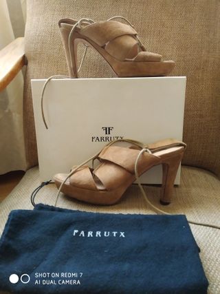 Sandalias de ante, marrón claro de Farrutx de segunda mano por 49 EUR en  Madrid en WALLAPOP