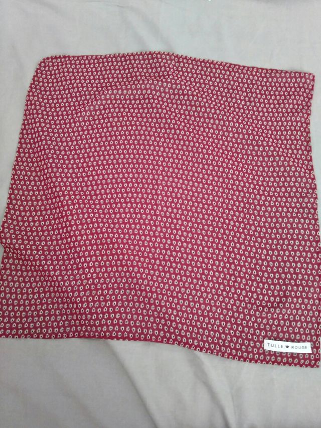 Pañuelo granate de Tulle Rouge