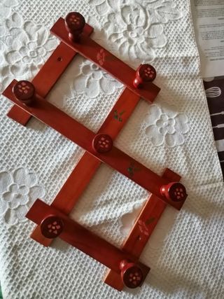 Perchas de madera de segunda mano en WALLAPOP