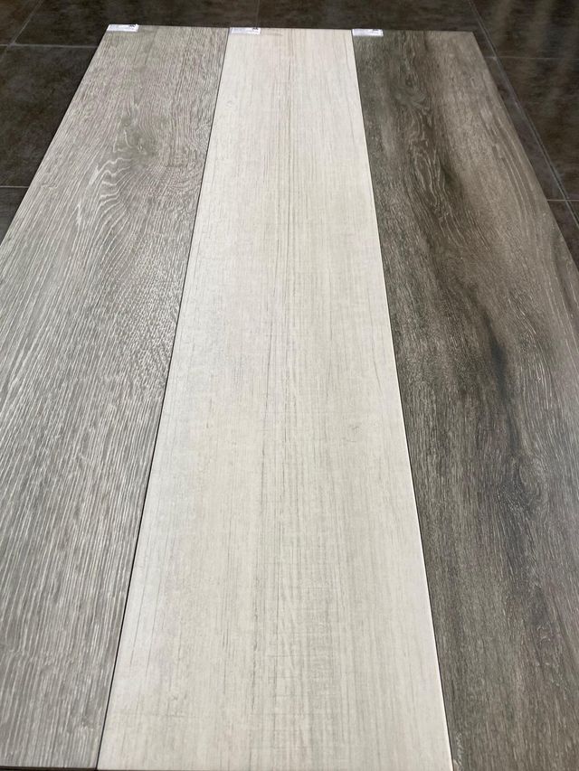 AZULEJO IMITACION MADERA GRIS Y BLANCO 11,99€M2 de segunda mano por 11