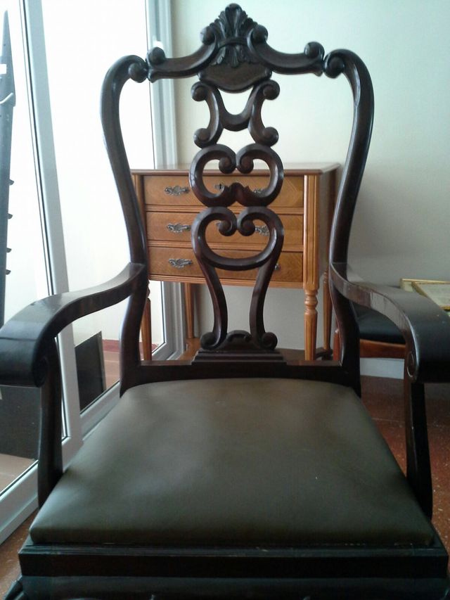 Silla madera con apoya brazos  antigua