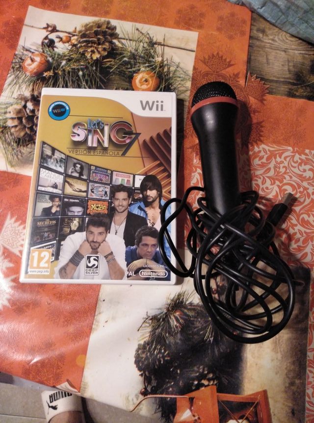 2 micrófonos y juego Wii karaoke