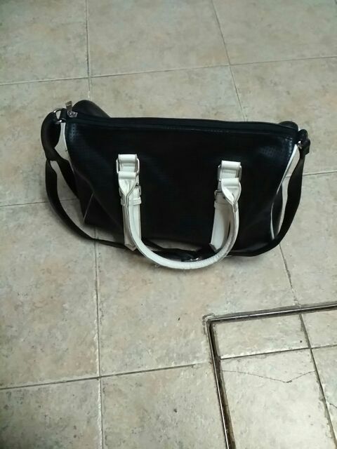 bolso negro con gafas blancas