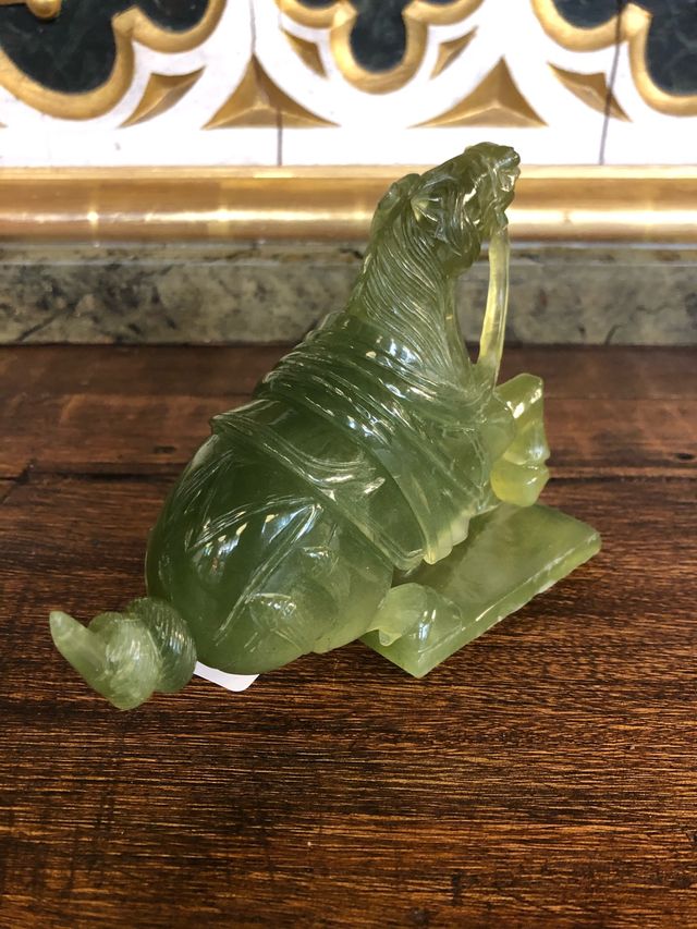 Antiguo caballo tallado en piedra de Jade verde