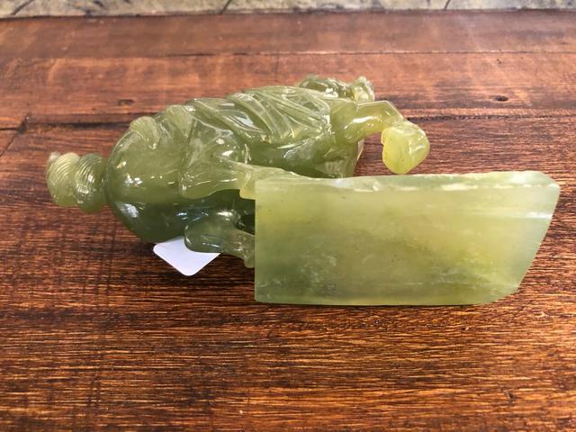 Antiguo caballo tallado en piedra de Jade verde