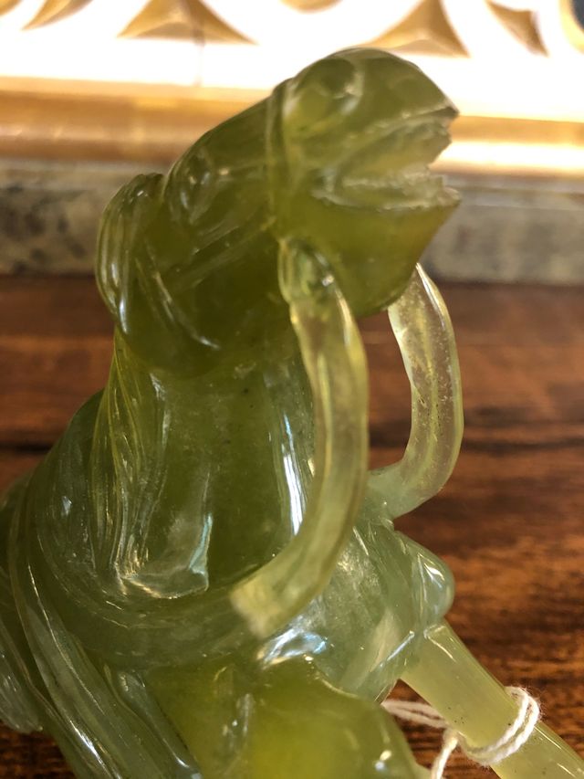 Antiguo caballo tallado en piedra de Jade verde